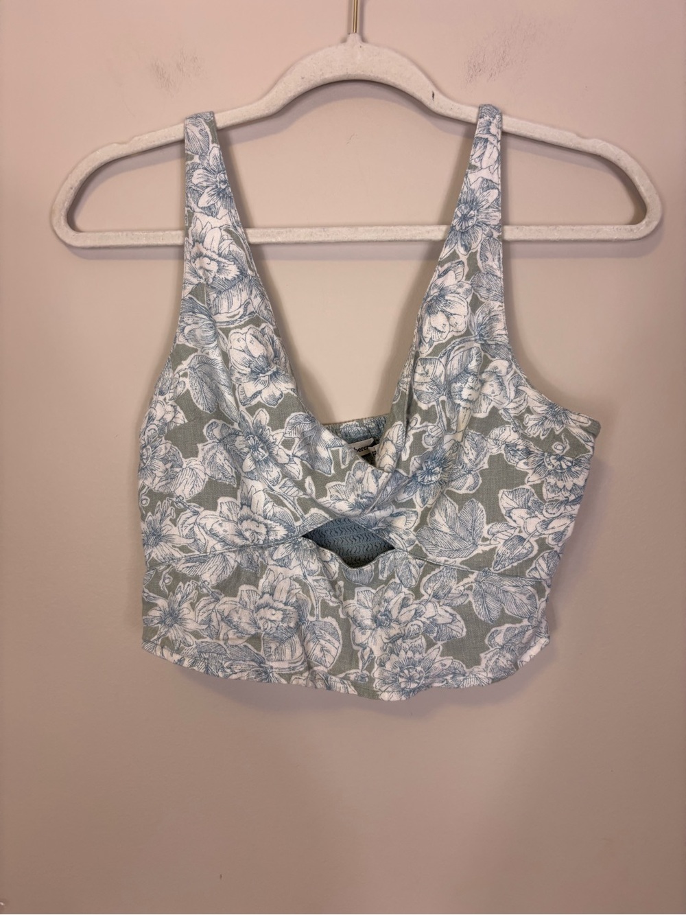 Abercrombie & Fitch Sage and White & Blue Floral Twist-Front Crop Top Medium